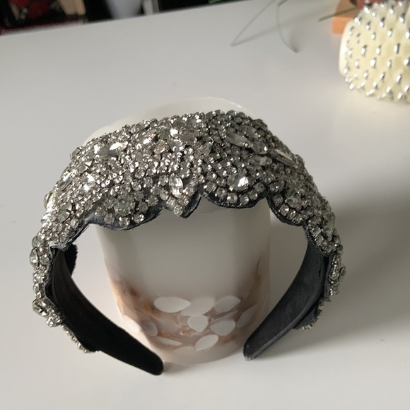 Elegant Silver Crystal Hair Accessory - Picture 2 of 2